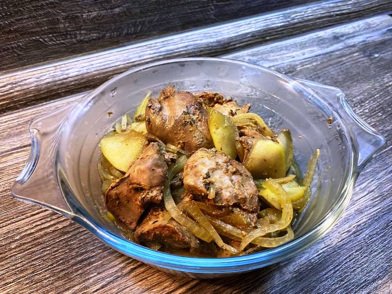 Нежнейшая куриная печень с зеленым яблоком и луком в духовке