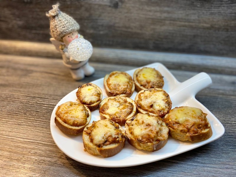 Бутерброды с килькой в томате. Нереальные бутики :)