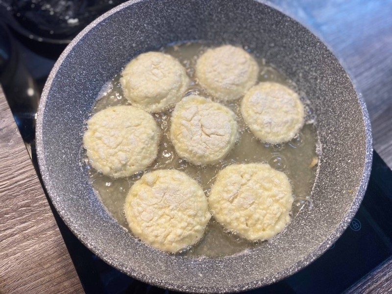 Шаг 3. Сырники легкий рецепт, самых вкусных сырничков! Шаг 3. Сырники легкий рецепт, самых вкусных сырничков!